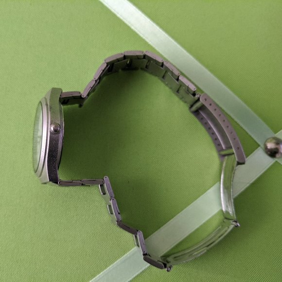 Loreo Quartz Lightweight Ultrathin Watch - Picture 4 of 5